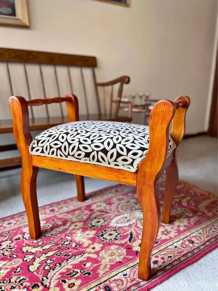 (Vendido) Banco o Silla pequeña rombos negros 