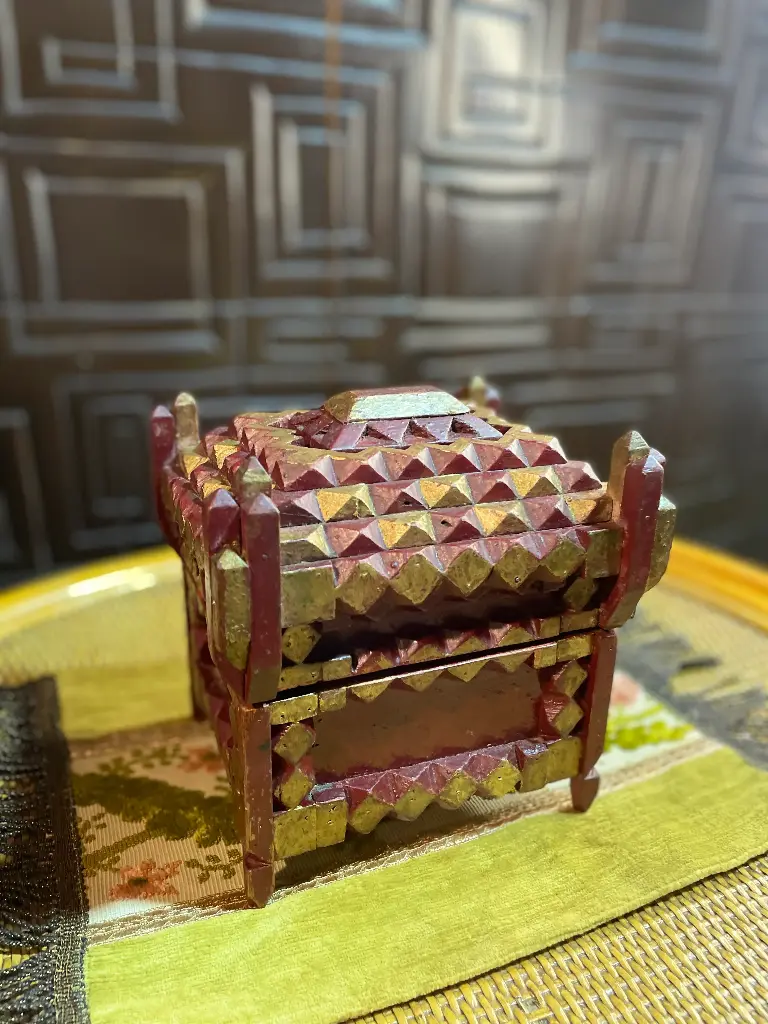 Cofre en madera rojo y dorado estilo Tramp Art 
