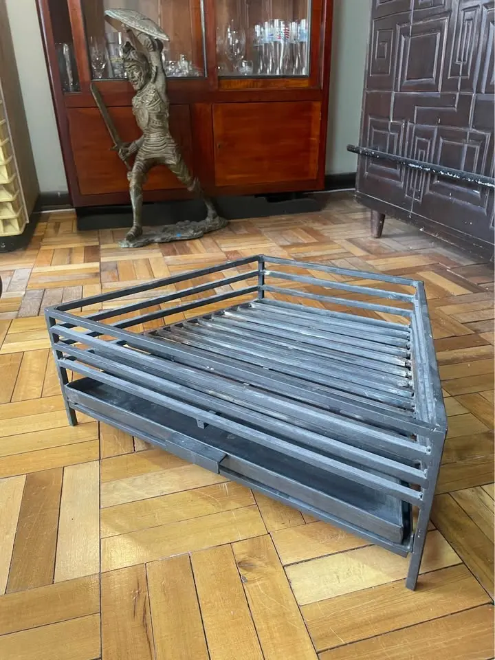 z Brasero metálico forma de trapecio