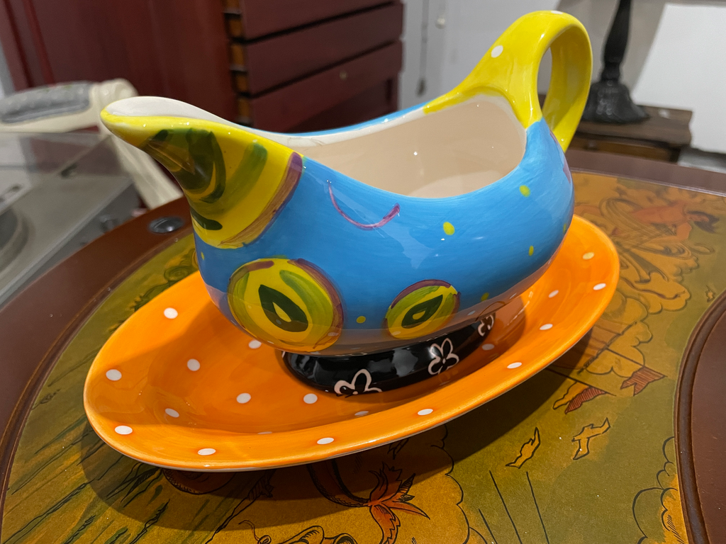 Salsera y plato en cerámica pintados a mano