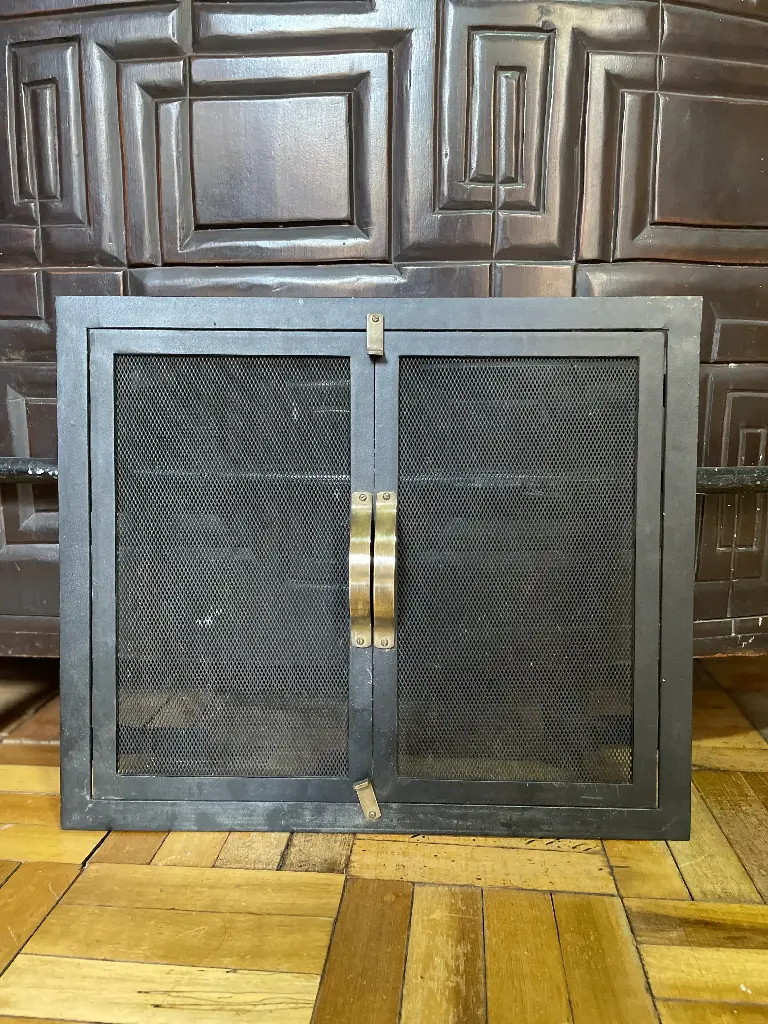Pantalla pequeña para chimenea color negro