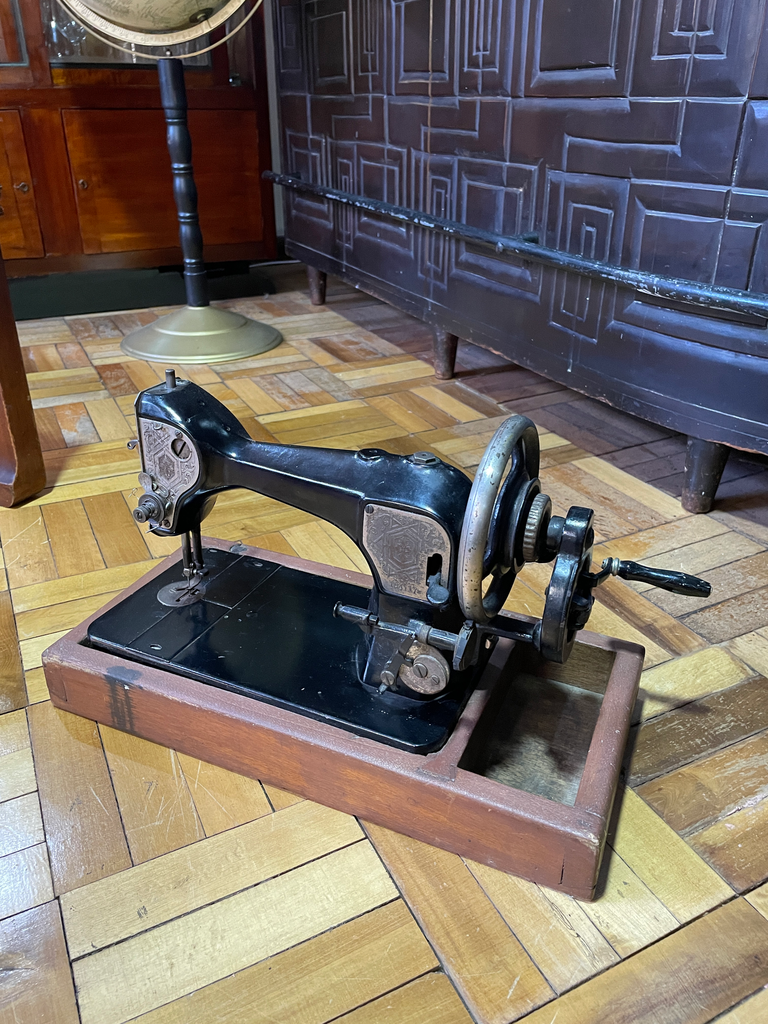 Máquina de coser negro con motor y pedal