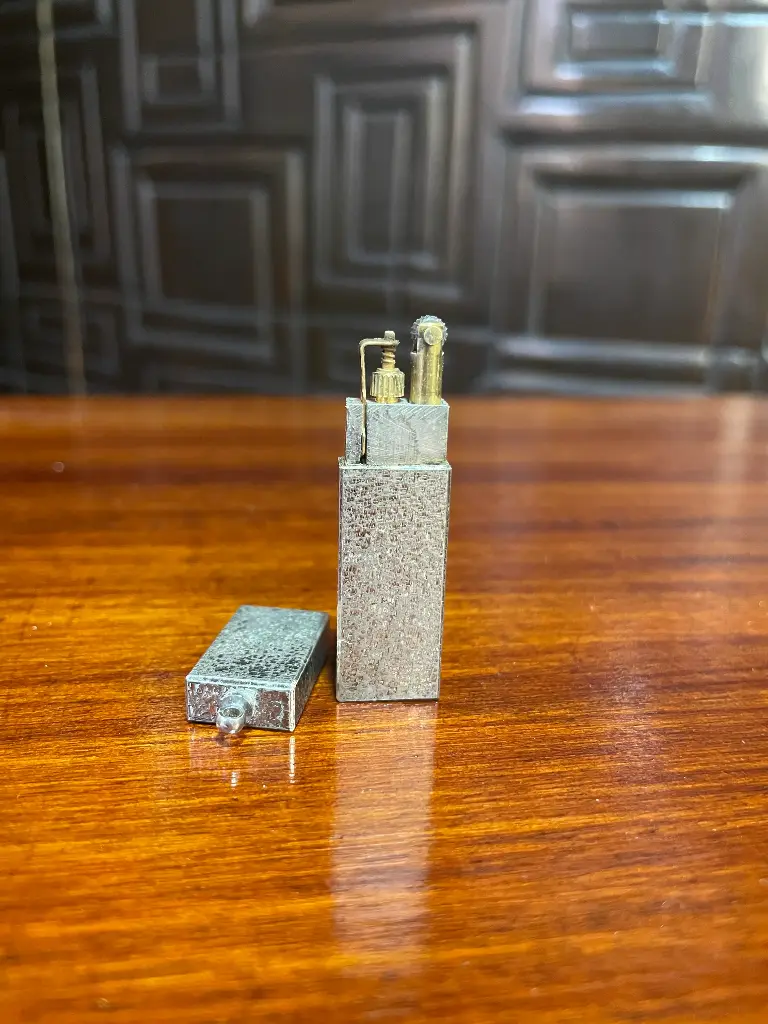 Encendedor de bolsillo pequeño plateado