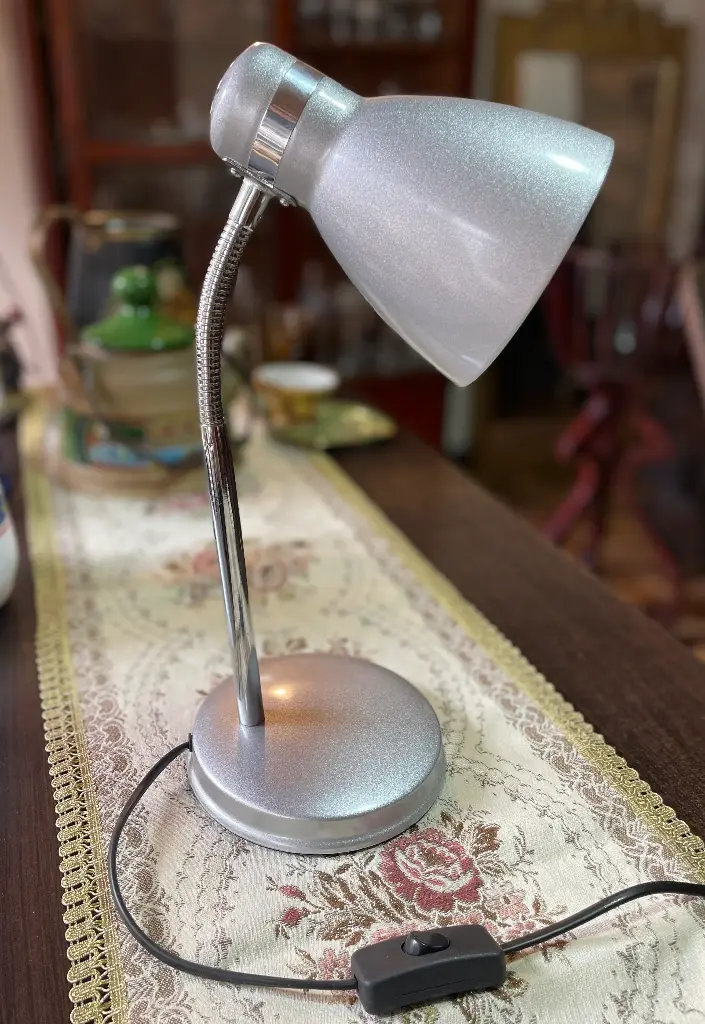 Lámpara de escritorio color gris