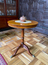 Mesa auxiliar color miel en madera
