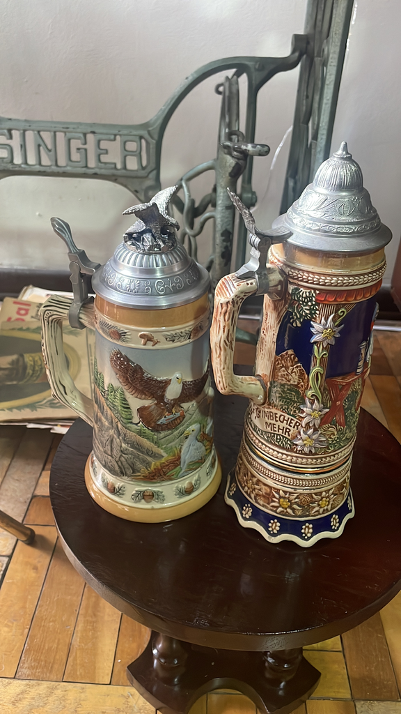(vendido) Dos Stein o Jarra de cerveza con motivo tradicional al alemán de águilas