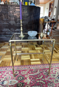 Mesa auxiliar en bronce y vidrio