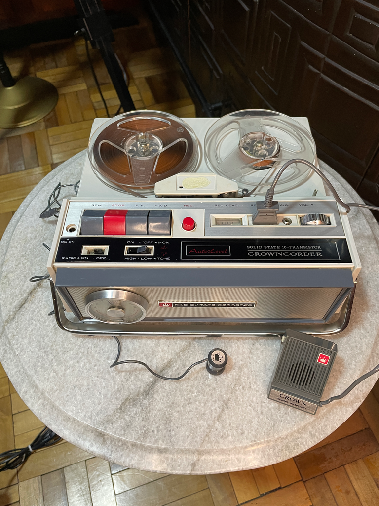 Grabador de cinta y radio AM marca Crowncorder