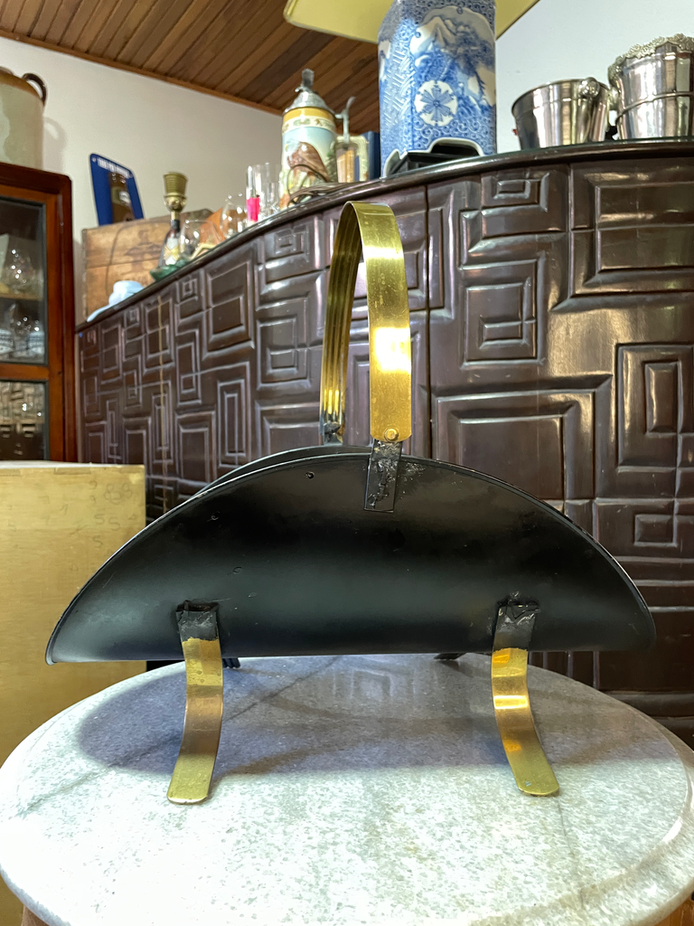 Leñero negro con patas y asa en bronce