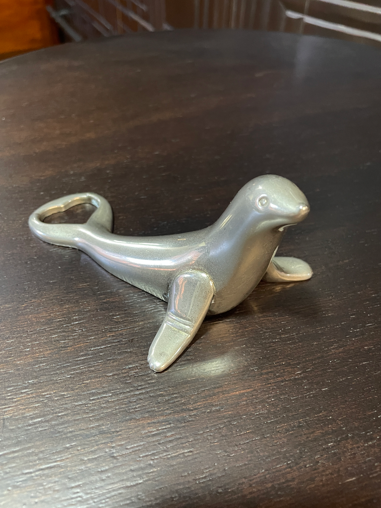 EN SUBASTA Destapador o abridor de botellas en forma de foca