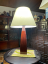 Lámpara con base estilizada en madera
