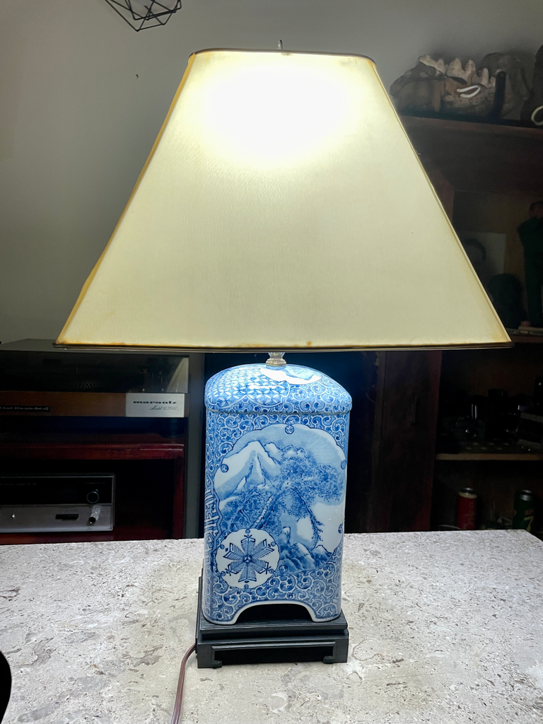 Lámpara de mesa o escritorio de porcelana azul y blanca