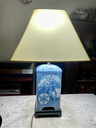 Lámpara de mesa o escritorio de porcelana azul y blanca