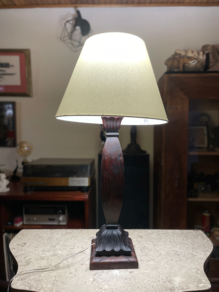 Lámpara de mesa base madera tallada color wengue