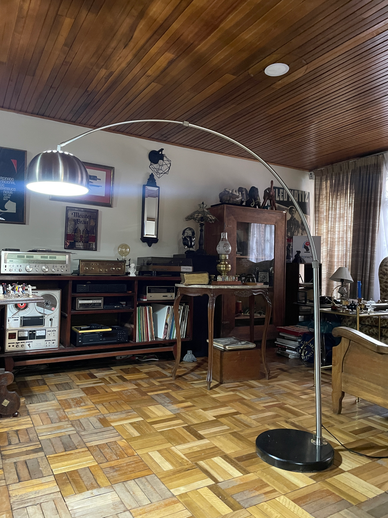 Lámpara de piso tipo arco,  metálica y mármol