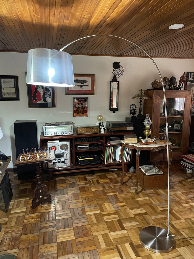 Lámpara de piso o pie tipo arco metálica
