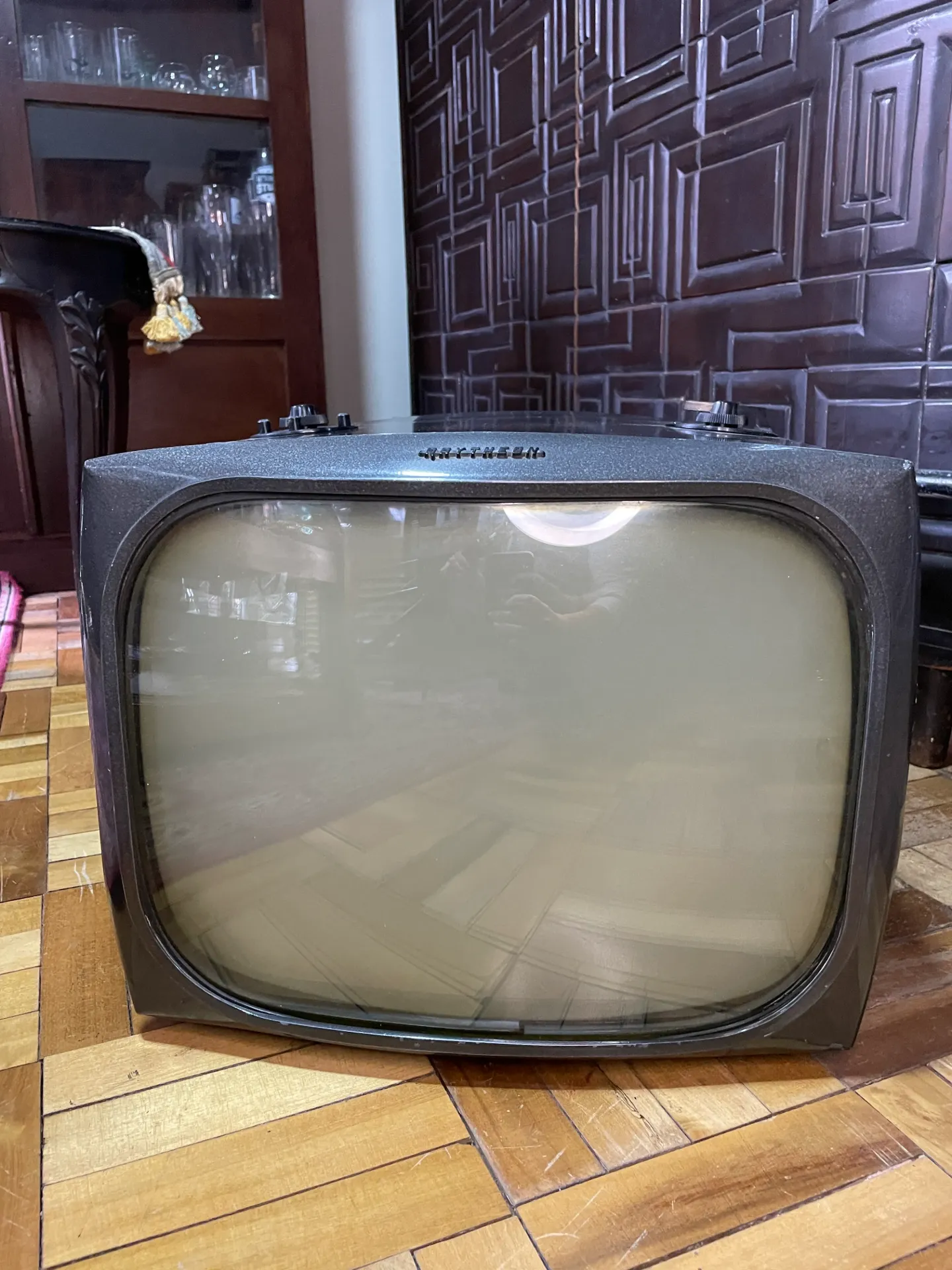 Televisor de tubos Raytheon modelo M-1750C