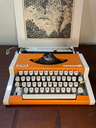 Máquina de escribir Olympia Traveller de Luxe color naranja