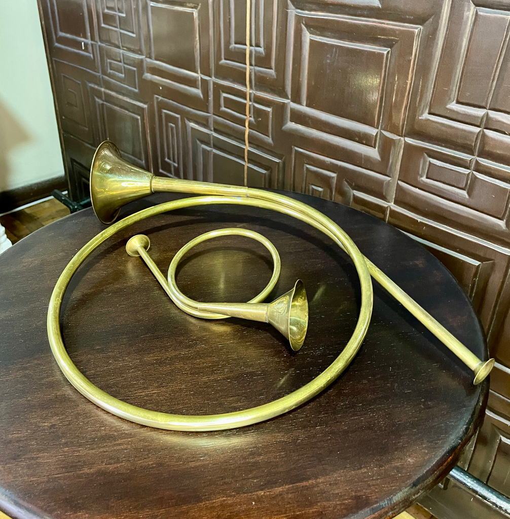 Par de cornetas, trompas o cuernos en latón 