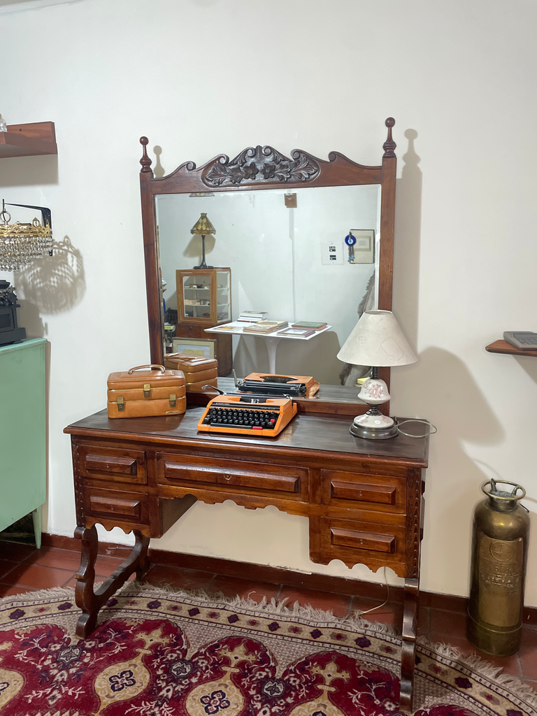 Cómoda o tocador de madera retro con espejo grande, cinco cajones 