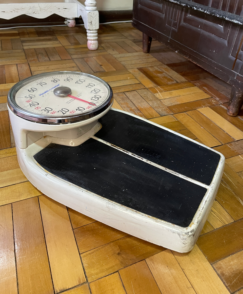 Pesa o báscula color blanco grande