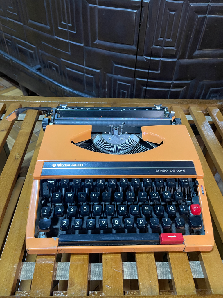Máquina de escribir Silver Reed color naranja
