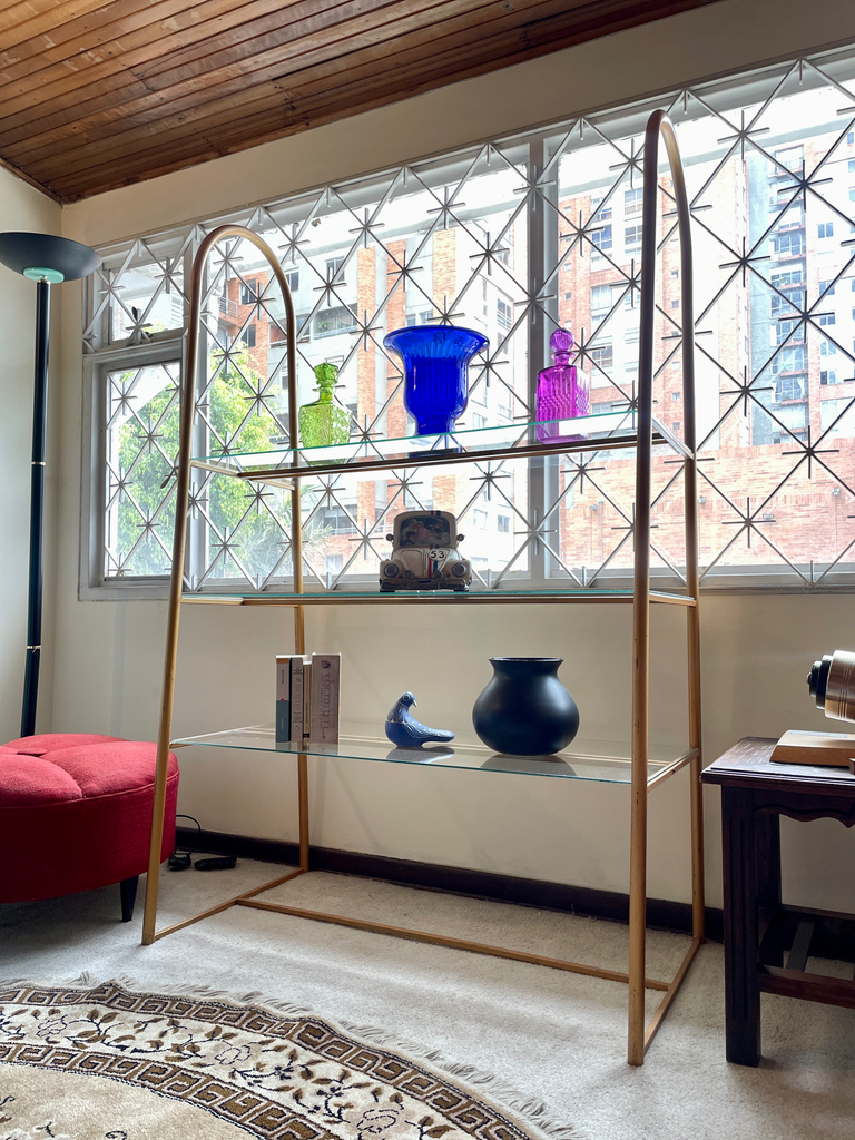 Vitrina metálica grande con tres entrepaños