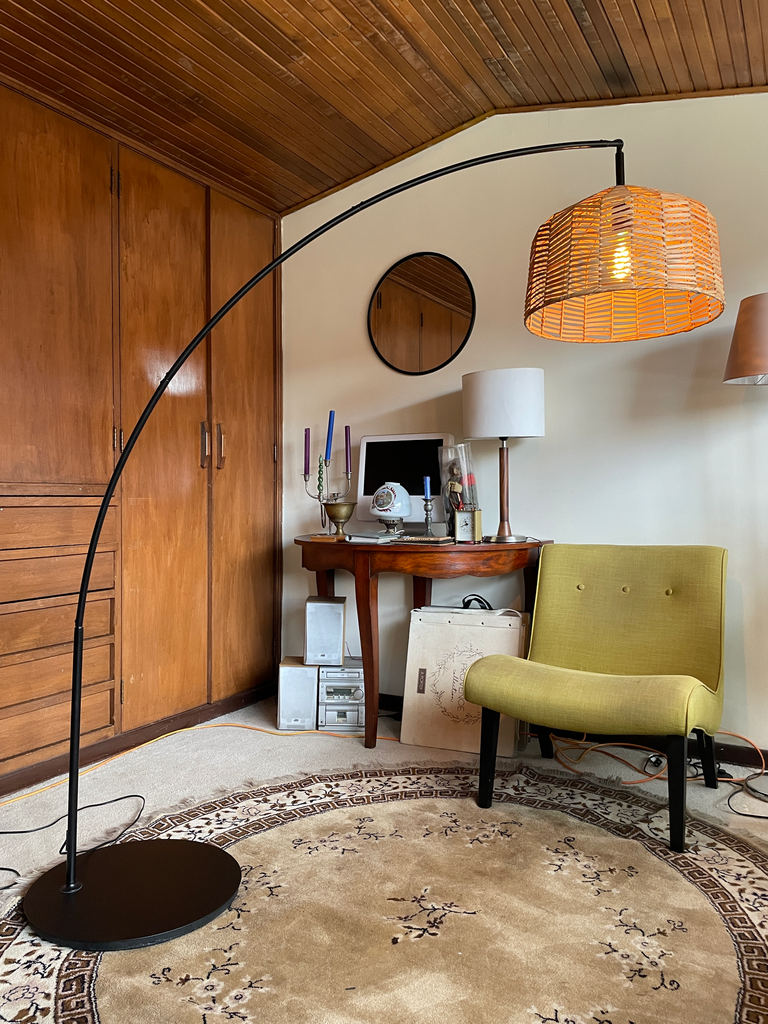 (vendido) Lámpara de pie o de piso tipo arco metálica y ratán