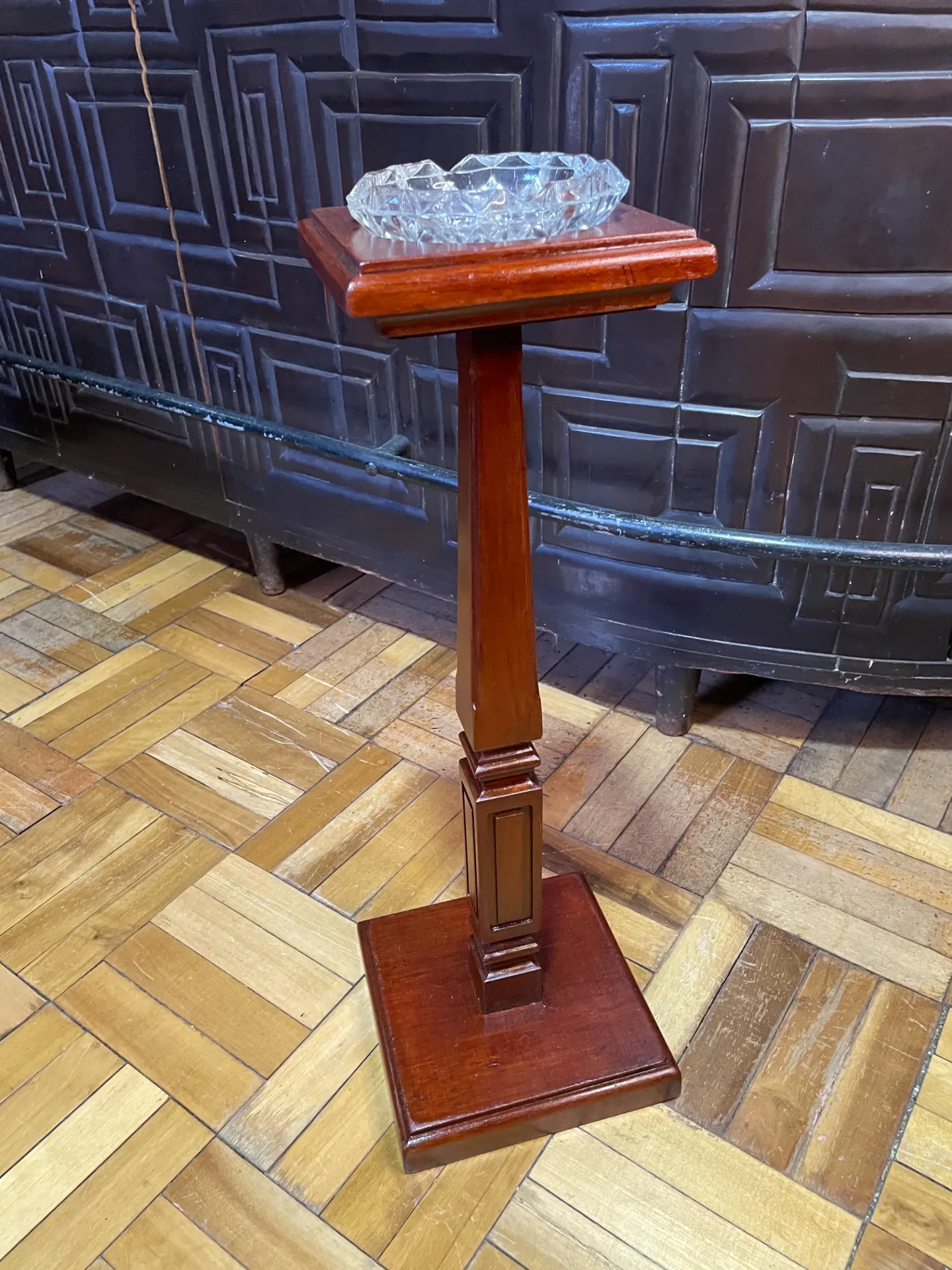 Cenicero de piso o pie en madera