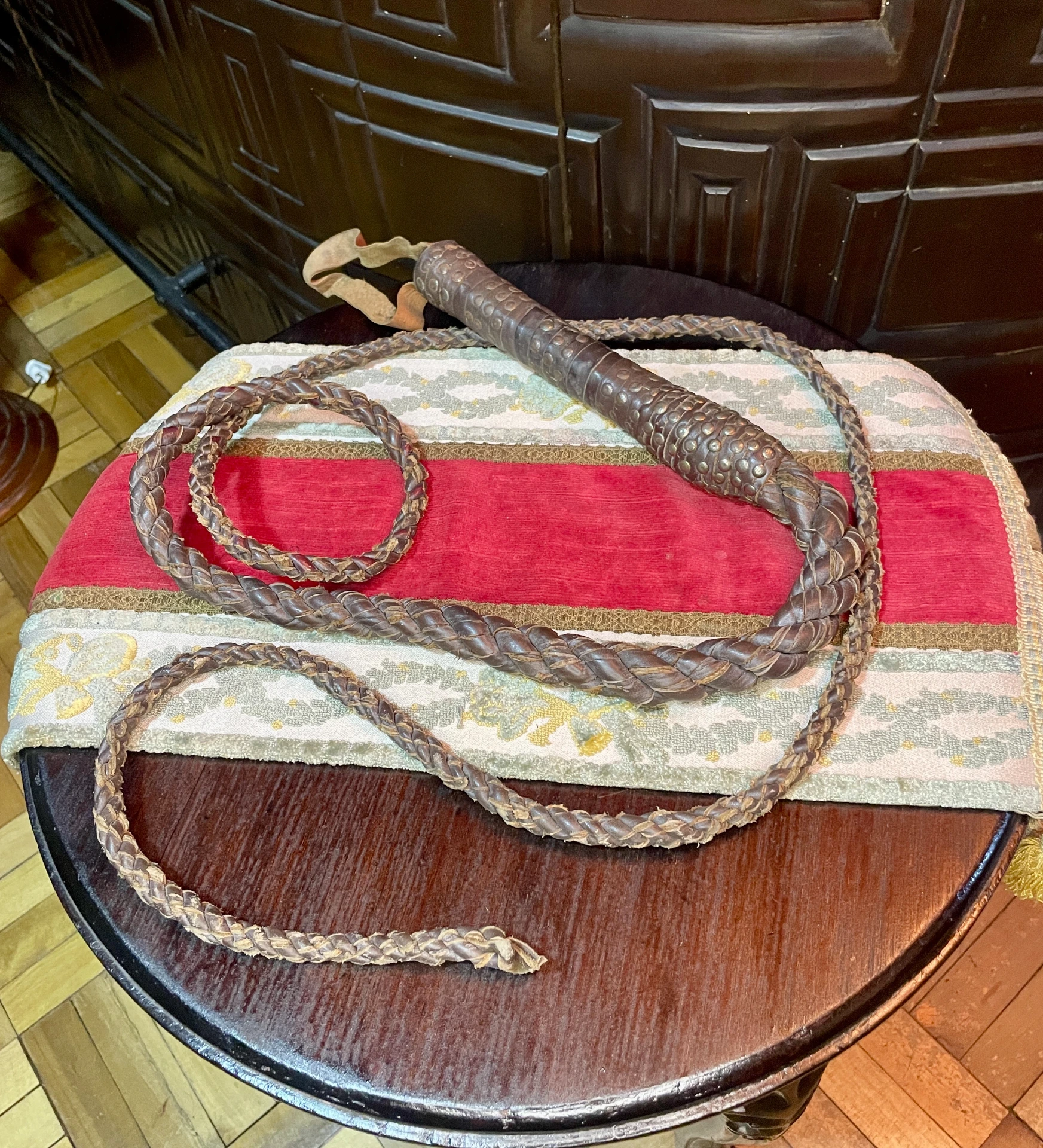 Látigo largo artesanal en cuero trenzado