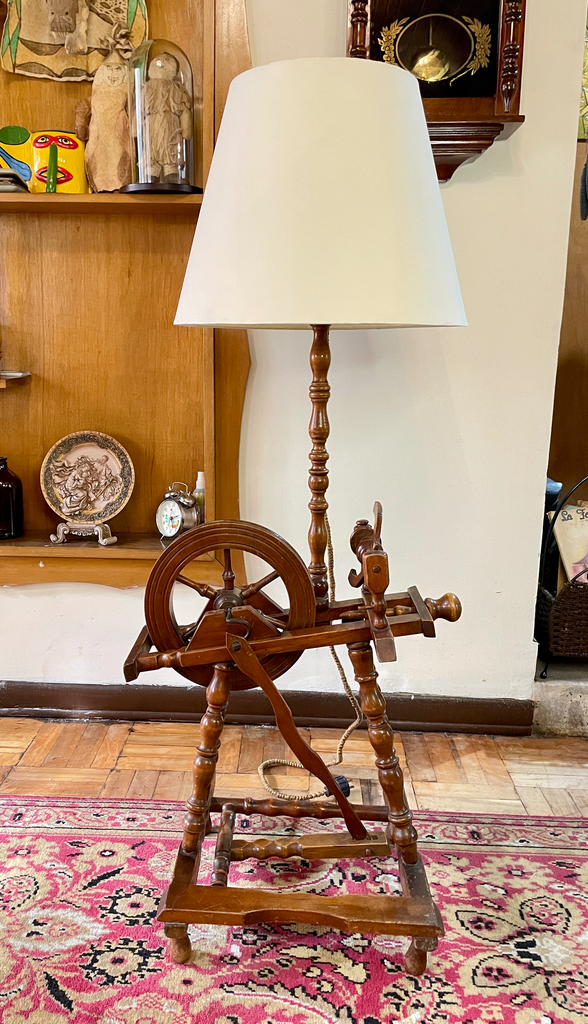 Lámpara de mesa o piso de madera con forma de rueca para hilar