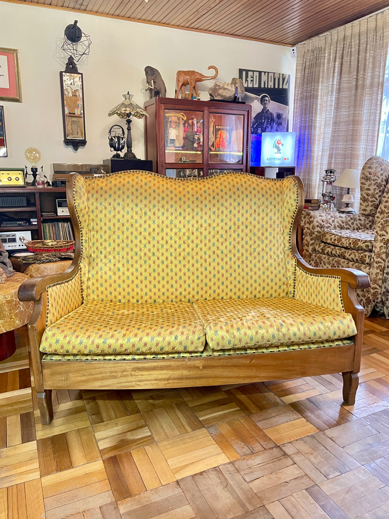 Sofá o silla de dos puestos en madera y tapizado color amarillo