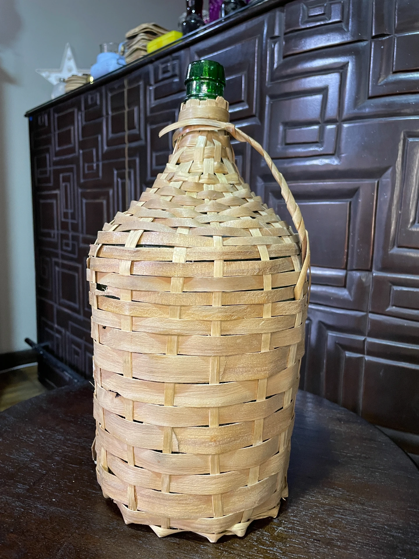 Damajuana , garrafón o botella antigua mediana envuelta en mimbre o ratán