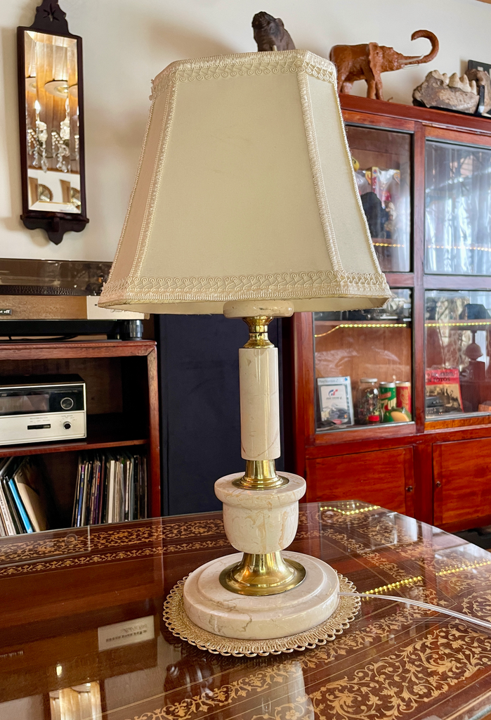 Lámpara en mármol con caperuza