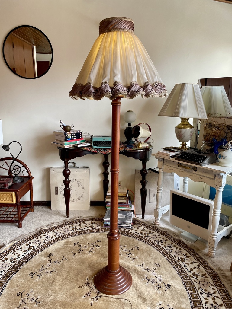 Lámpara de pie o piso estilo decoración antiguo