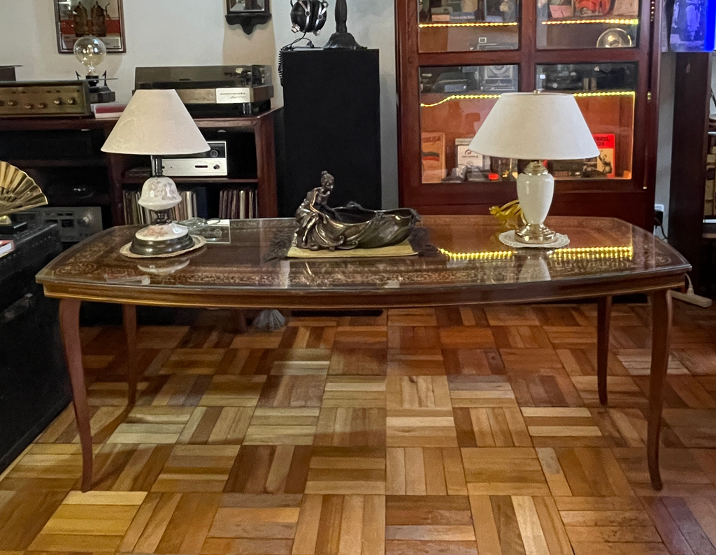 Mesa de centro o auxiliar estilo clásico