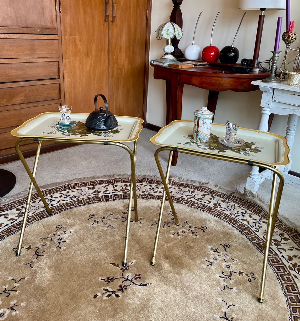 Par de bandejas metálicas con diseño floral con soporte