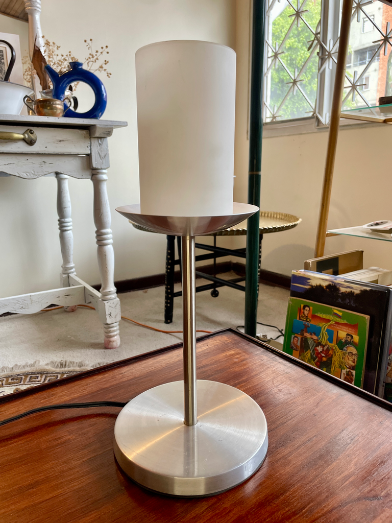 Lámpara de mesa metálica y vidrio