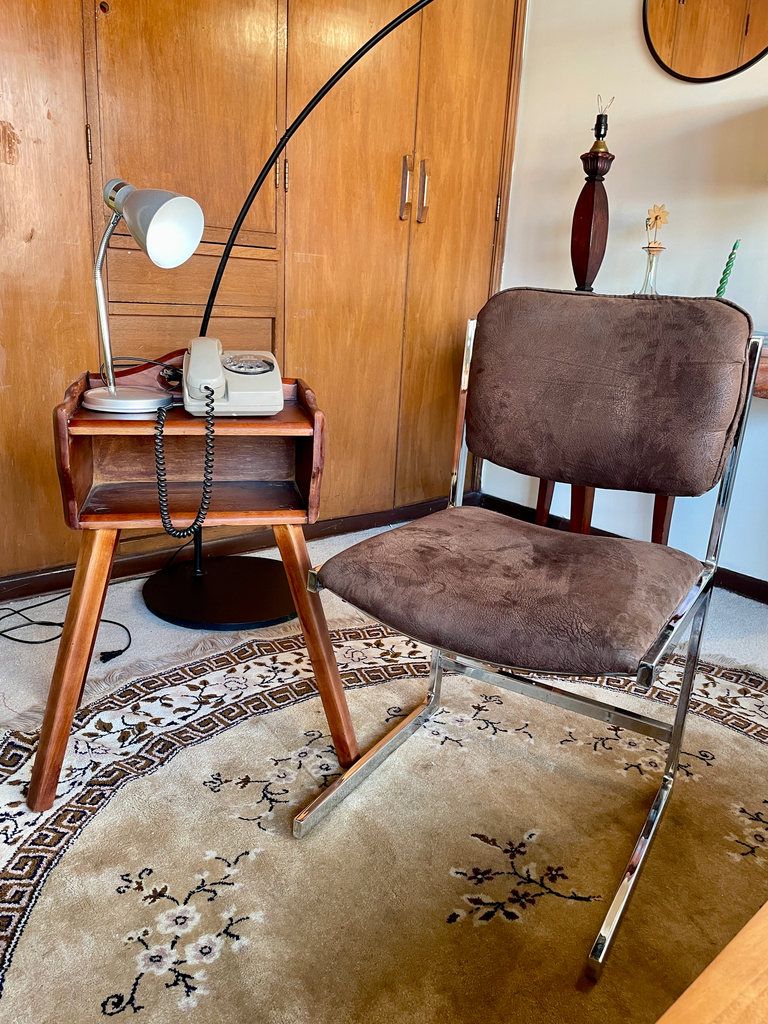 Silla estilo moderno con estructura metálica cromada