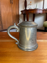 Jarra de peltre tradicional hecha en Inglaterra