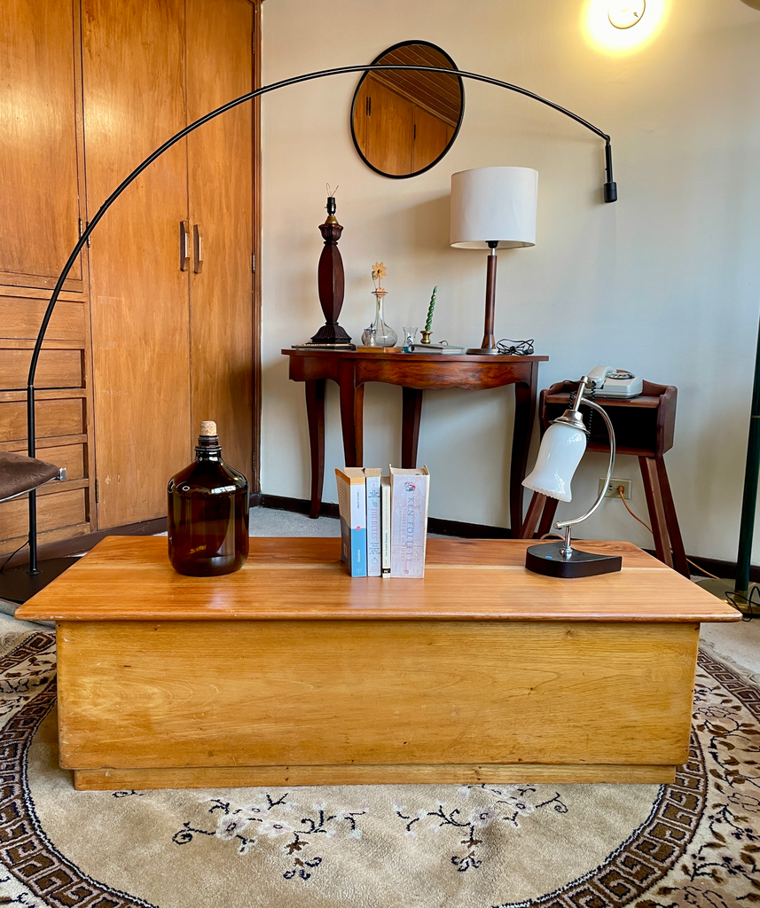 Baulera o baúl de madera maciza