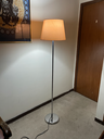 Lámpara de piso base cromada caperuza  champaña
