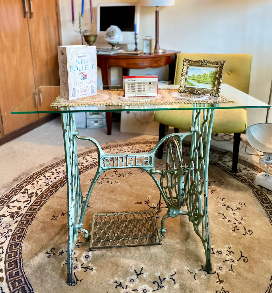 Mesa decorativa, auxiliar o recibidor con superficie en vidrio