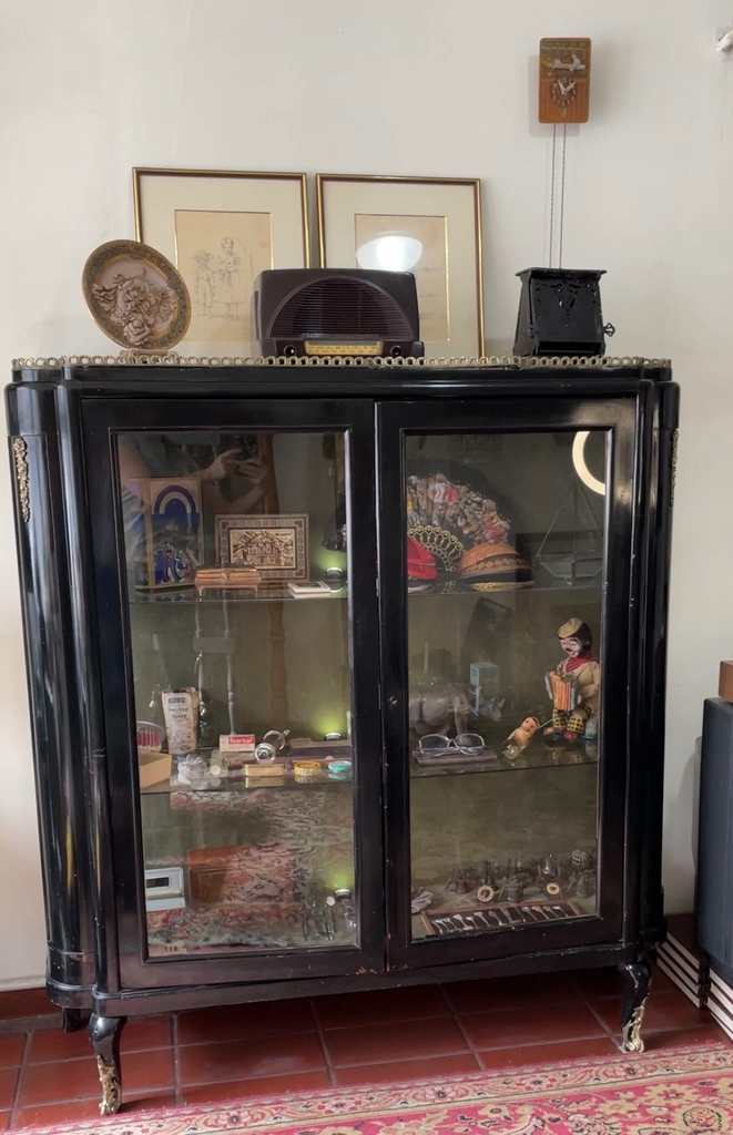 Vitrina antigua de dos puertas madera, vidrio y terciopelo