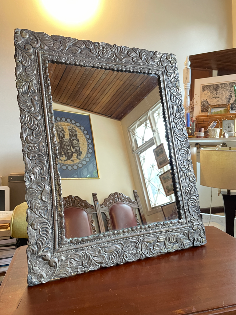 Espejo o portaretrato de gran formato con marco en madera y decoración en lámina metálica