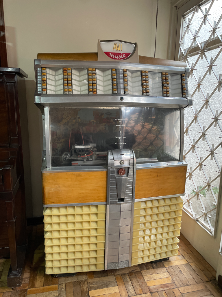 Rocola, máquina de discos o Jukebox AMI Modelo E-120