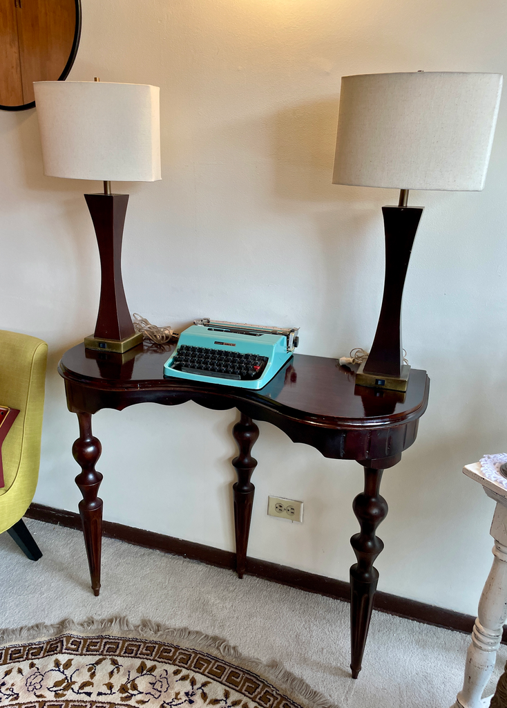 Consola o recibidor en madera con superficie curvada