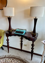 Consola o recibidor en madera con superficie curvada