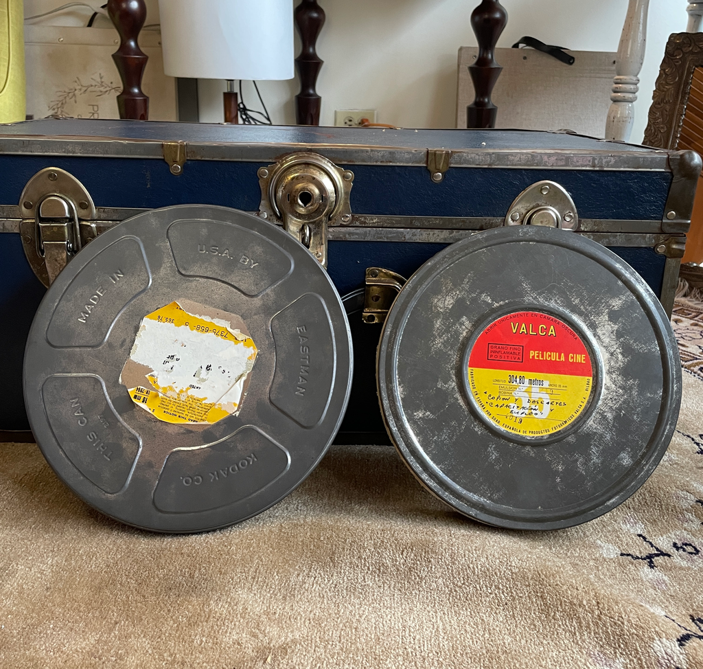 Pareja de contenedores, estuches o latas metálicas antiguas con rollos o carretes de película
