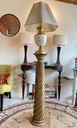 Pedestal o columna decorativa en madera tallada